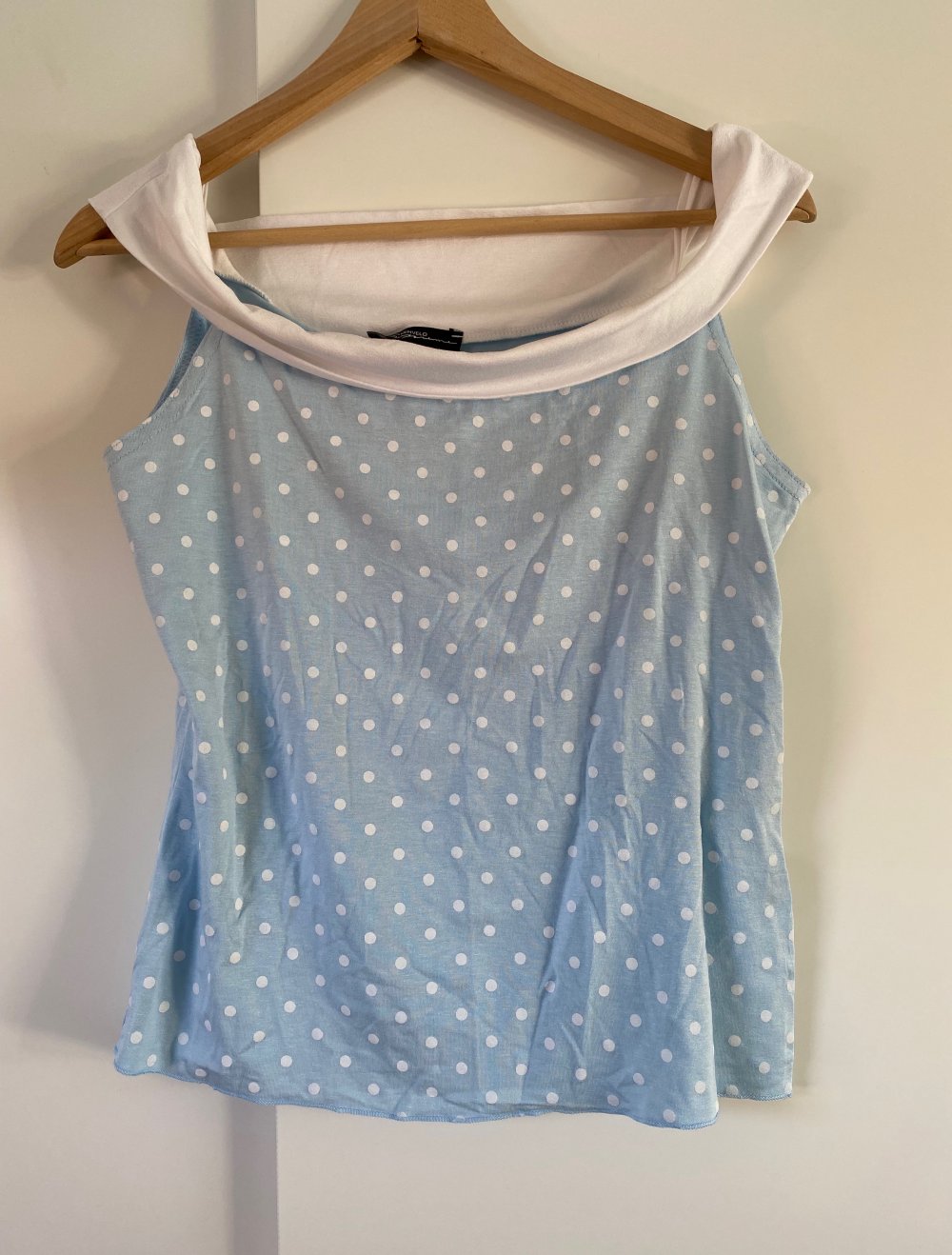 Hellblaues schulterfreies Top