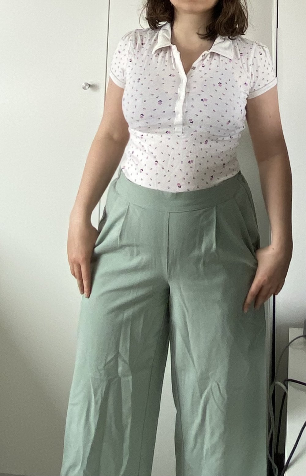 Weißes Poloshirt mit geometrischem lila Muster