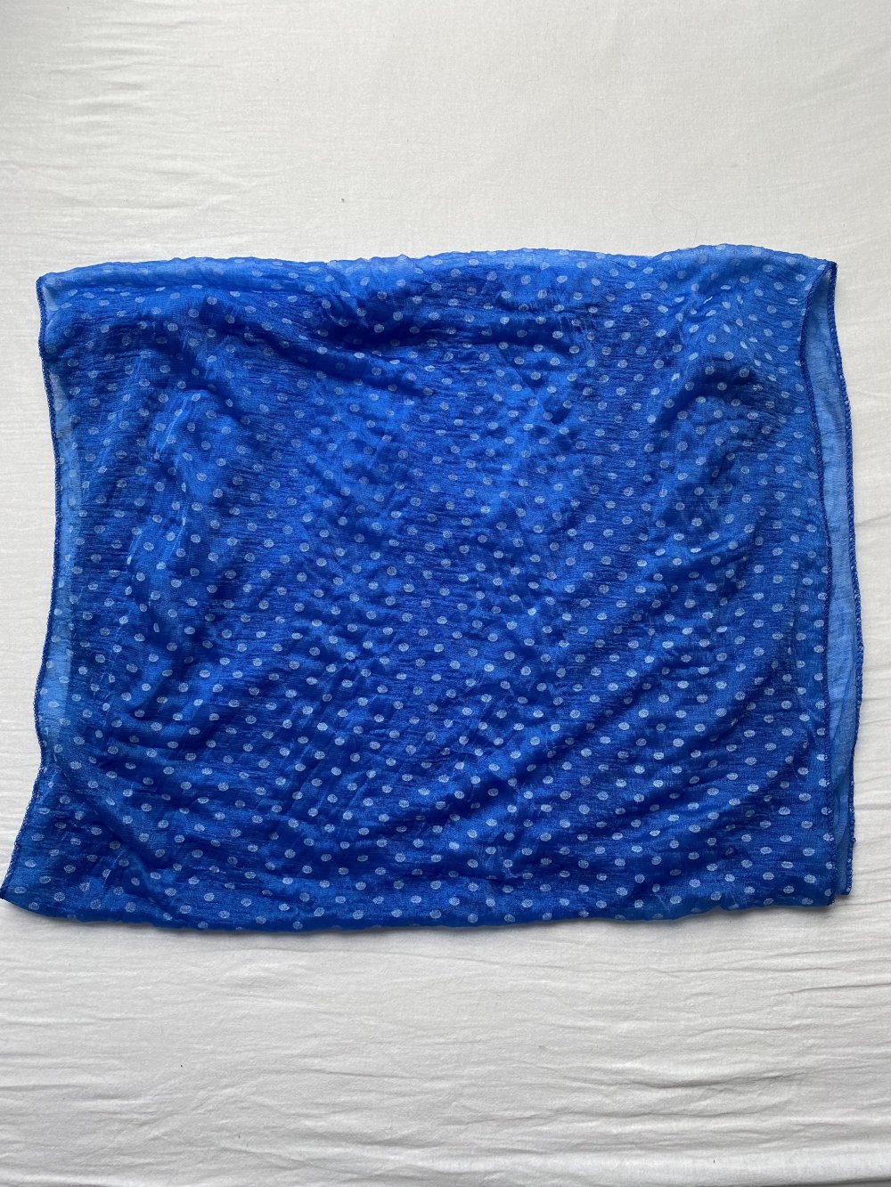 Blauer Loop-Schal mit Punkten