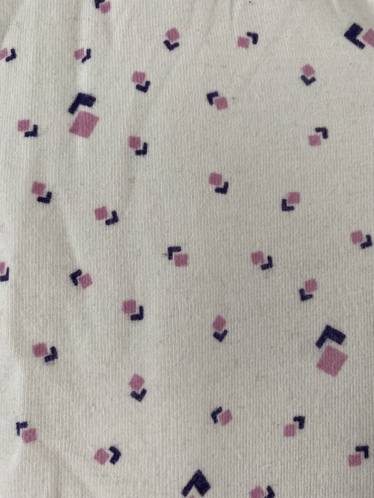 Weißes Poloshirt mit geometrischem lila Muster