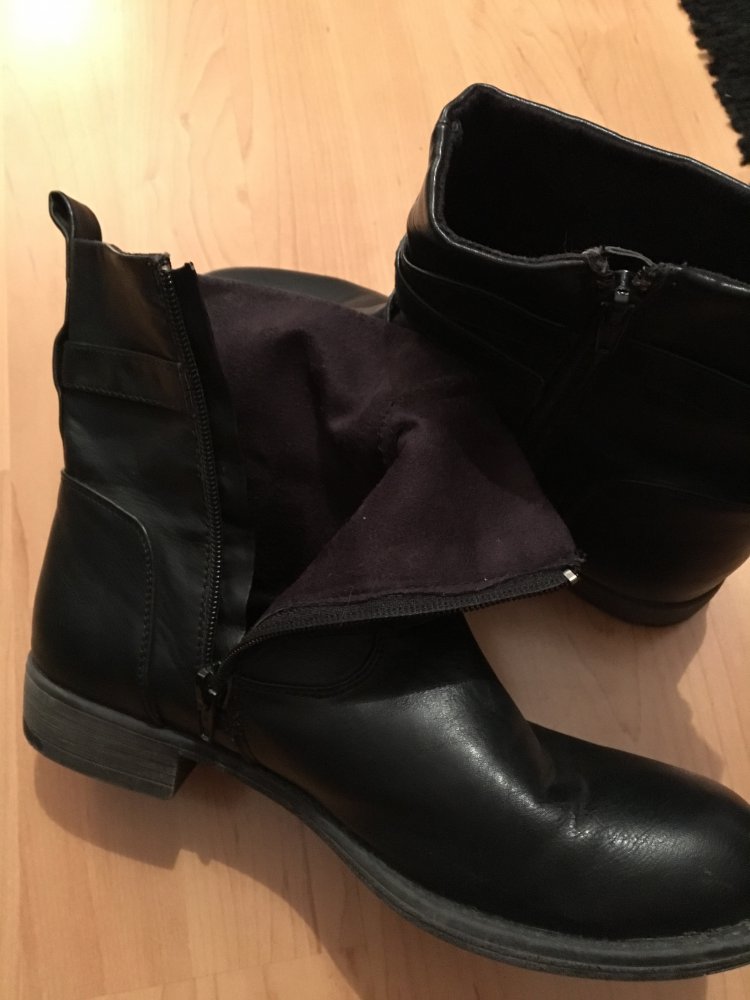 schwarze Stiefeletten, Biker-Look