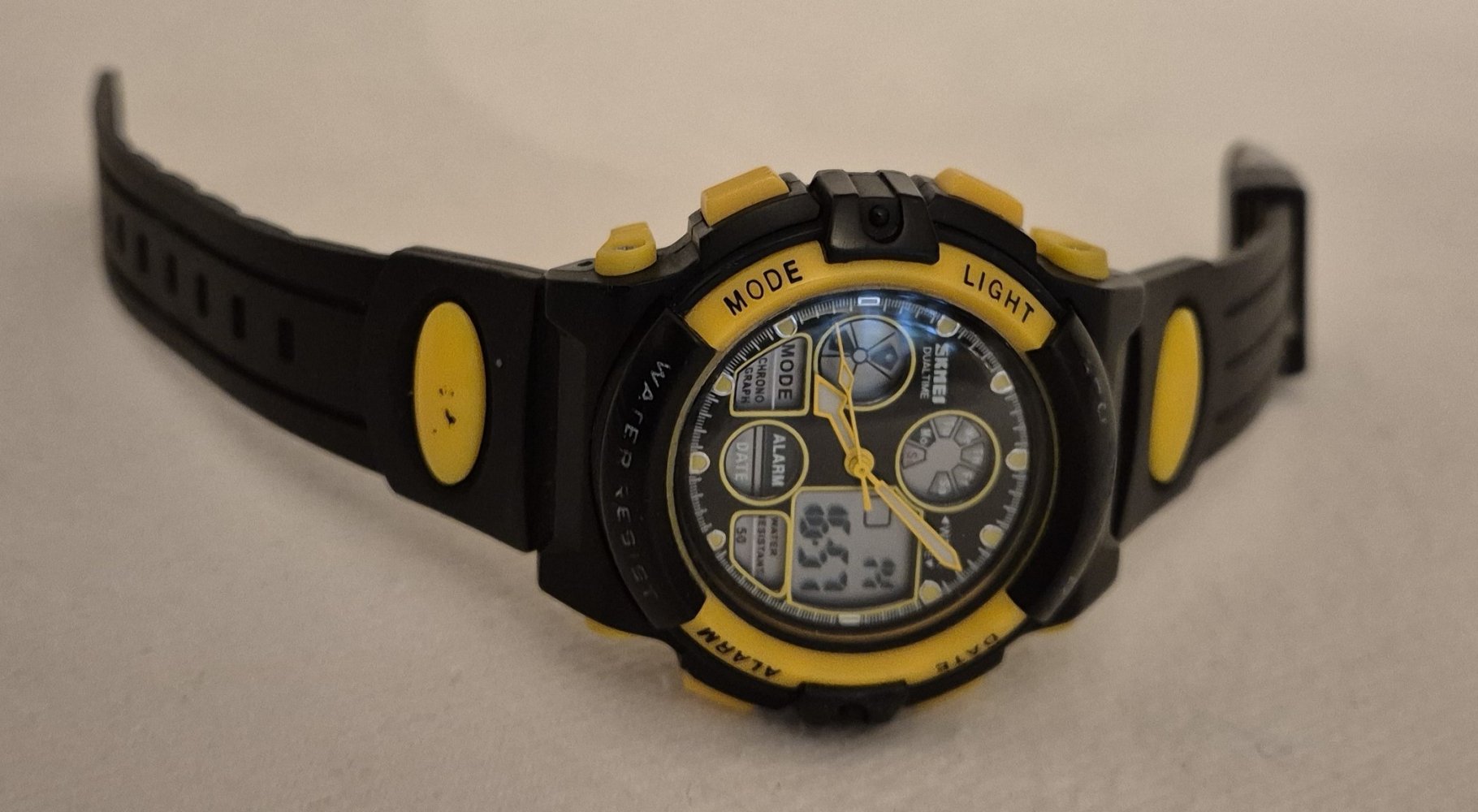 TONSHEN LED Digitaluhr Armbanduhr 50M Wasserdicht schwarz gelb