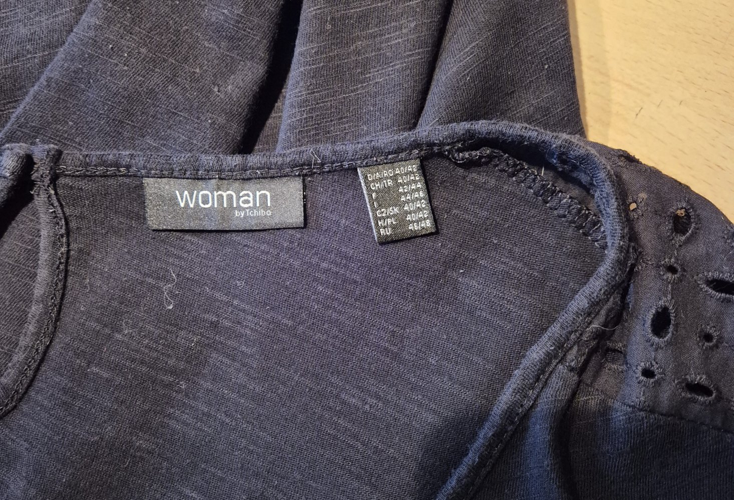 Tchibo T-Shirt schwarz Lochmuster Gr 40/42