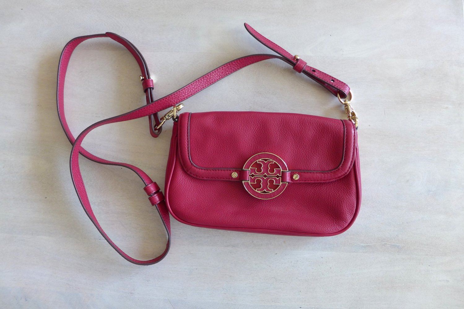 Tory Burch Handtasche Clutch Crossbody Schulter Riemen dunkelrot gold