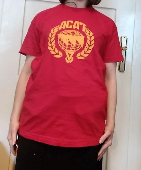 rotes T-Shirt mit gelbem ACAT Aufdruck
