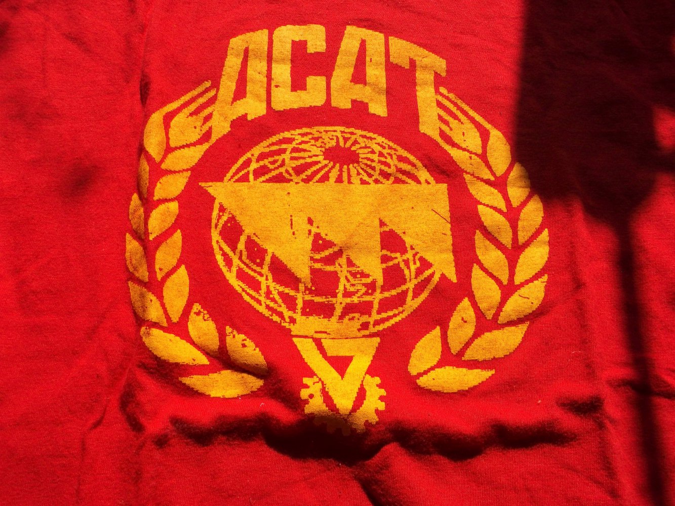 rotes T-Shirt mit gelbem ACAT Aufdruck