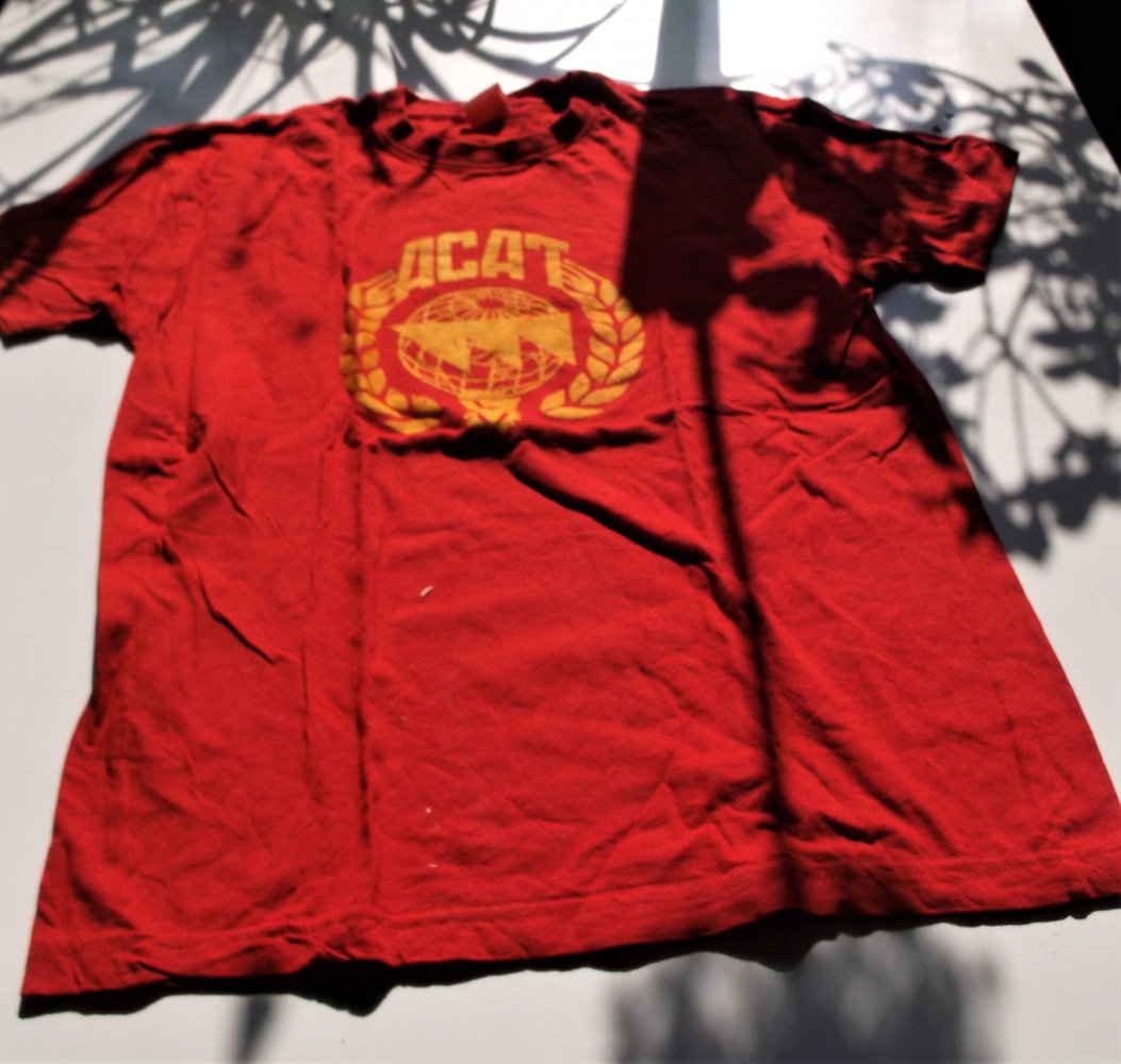 rotes T-Shirt mit gelbem ACAT Aufdruck