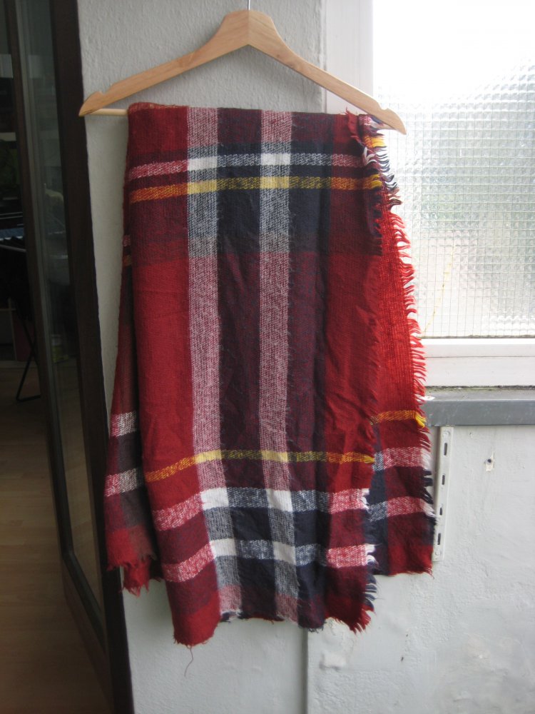 Kuscheliger Riesenschal von Zara mit Karomuster, kuschelig, warm, groß, ponchoschal, deckenschal, zara, karos, kariert, tartan, schottisch, schottenmuster