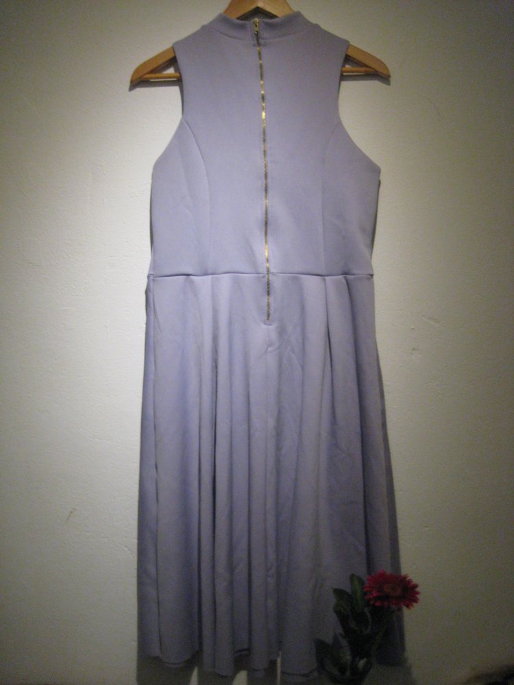 Schickes fliederfarbenes Kleid für Anlässe! abschluss, abiball, zeugnisvergabe, hochzeit, anlass, brautjungfer, flieder, lila, helllila, gold, schick, edel, besonders, rundkragen, curvy, plussize