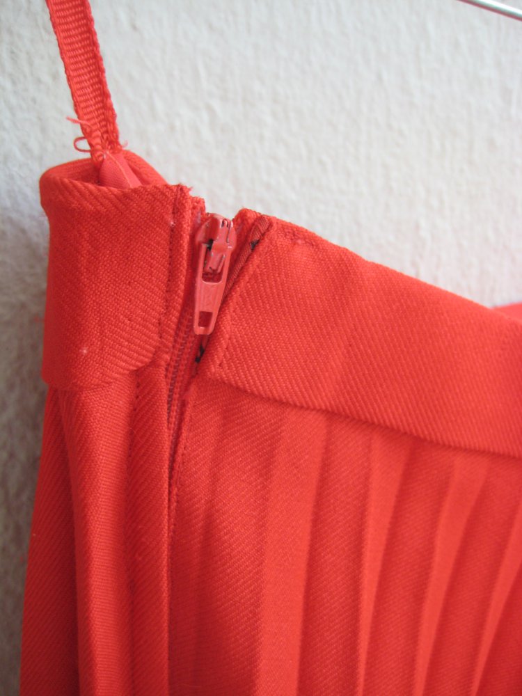 Knallroter Vintage Midi Rock mit Plisseefalten! vintage, true vintage, midirock, knielang, rot, knallrot, feuerwehrrot, fünfziger, fifties, schuluniform, rockabilly