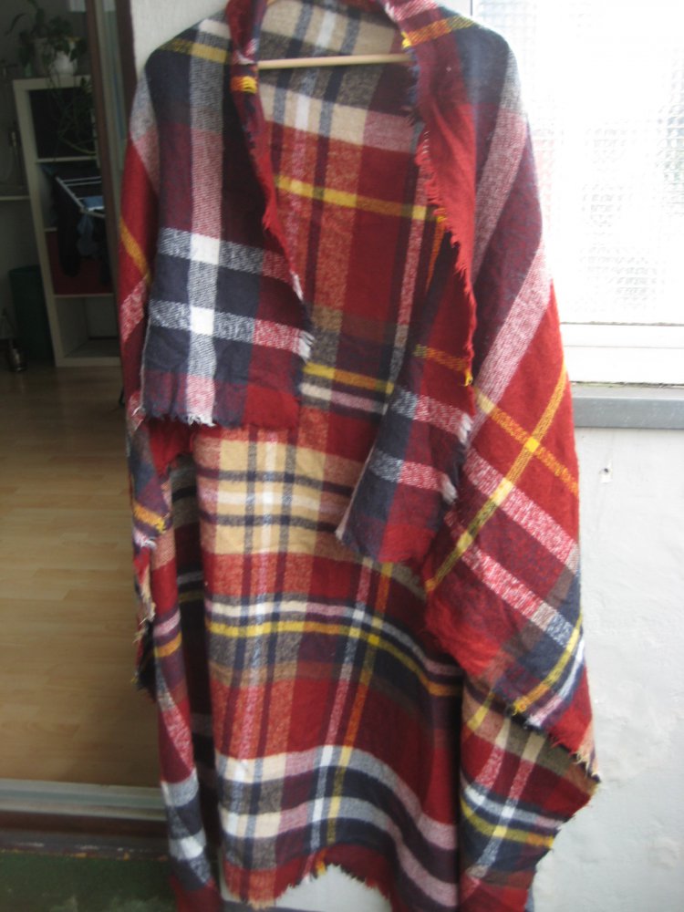 Kuscheliger Riesenschal von Zara mit Karomuster, kuschelig, warm, groß, ponchoschal, deckenschal, zara, karos, kariert, tartan, schottisch, schottenmuster