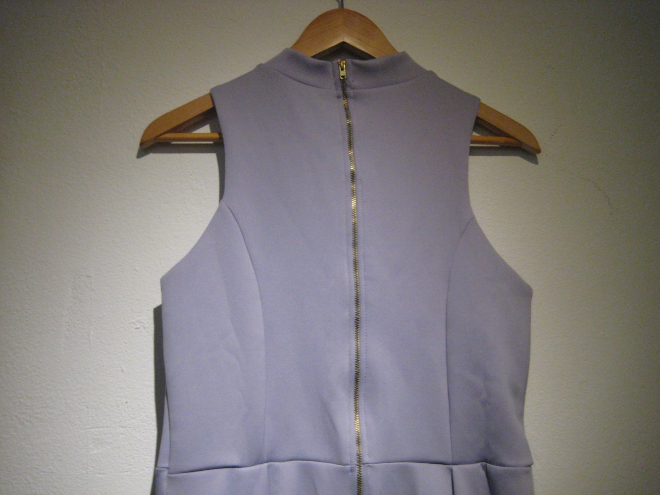 Schickes fliederfarbenes Kleid für Anlässe! abschluss, abiball, zeugnisvergabe, hochzeit, anlass, brautjungfer, flieder, lila, helllila, gold, schick, edel, besonders, rundkragen, curvy, plussize