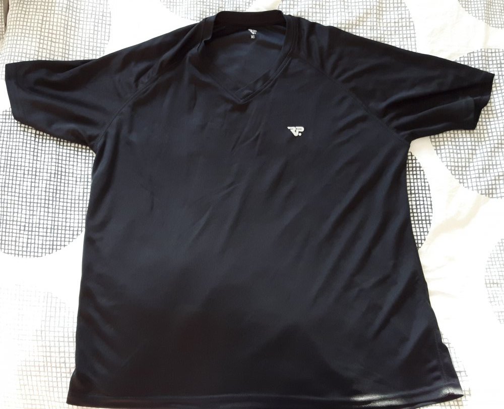 Schwarzes Shirt in XL von Runnerspoint