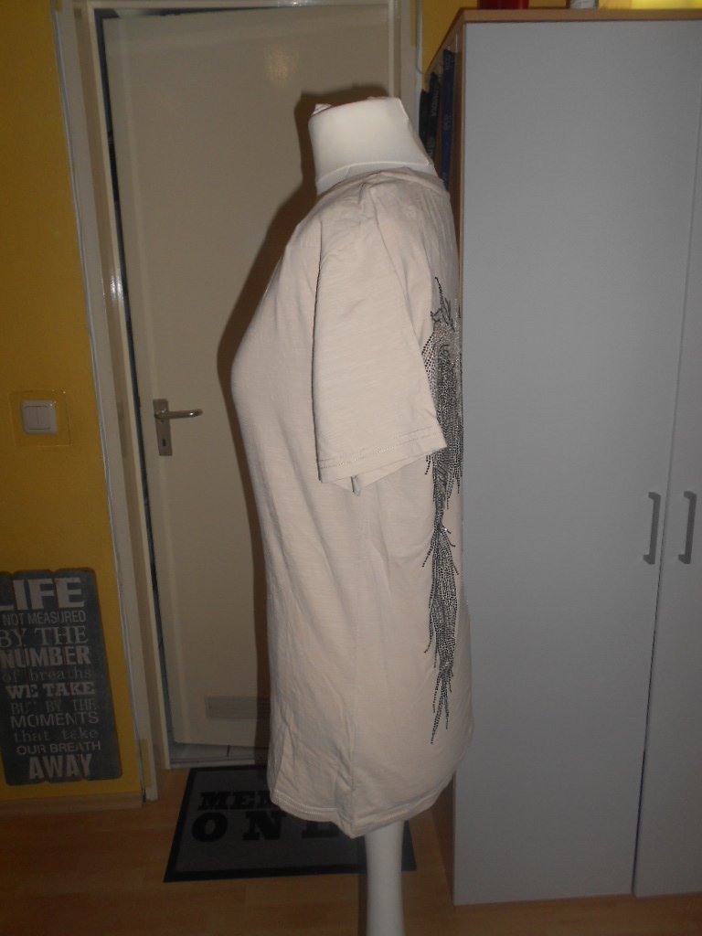 Miss Family - beiges T-Shirt mit opulentem Rückenmotiv Gr. S