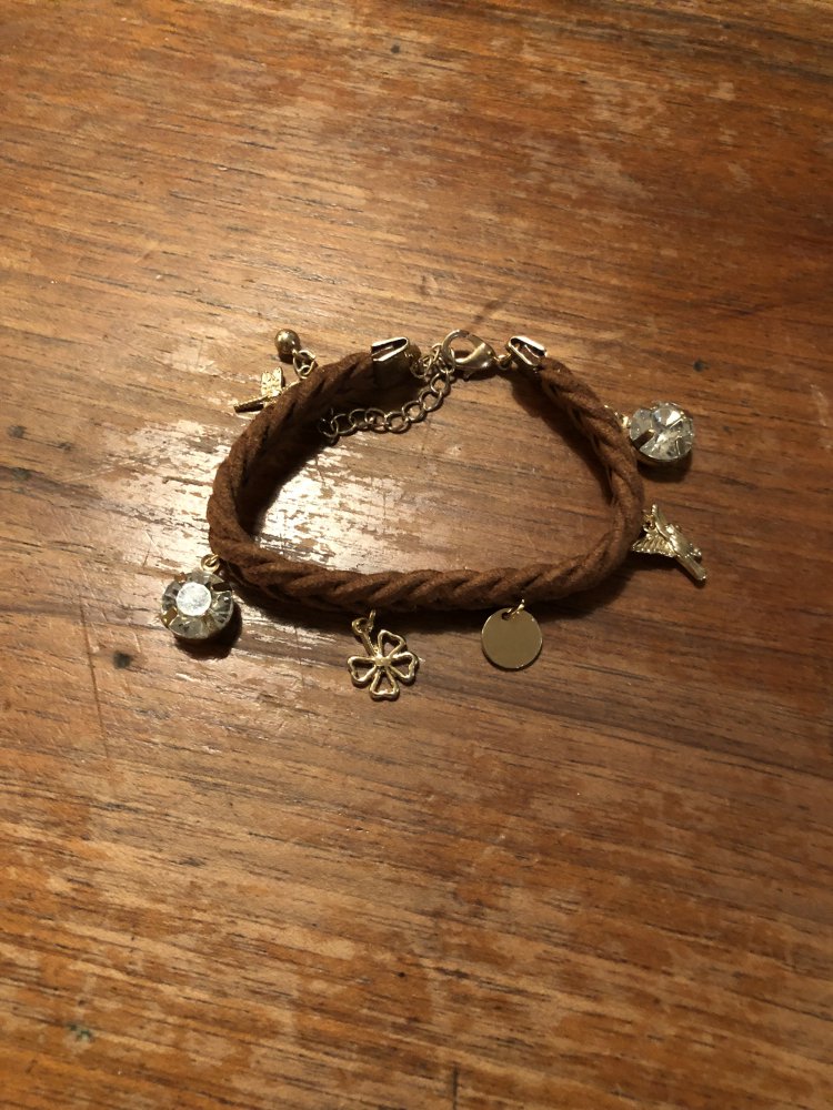 Braunes Armbändchen mit goldenen Anhängern 