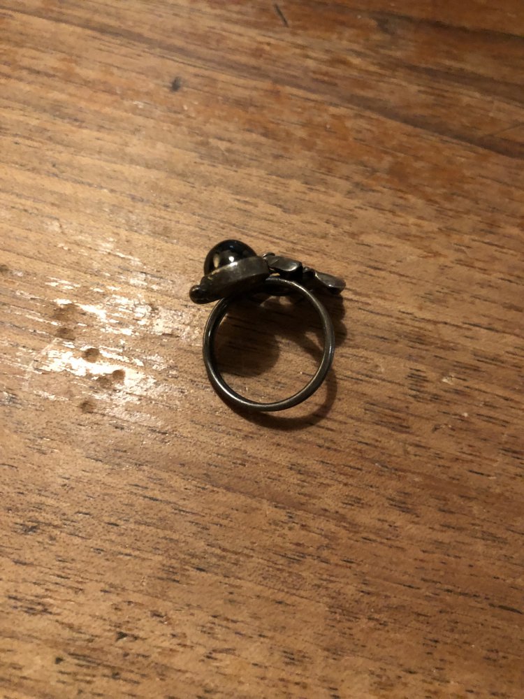 Schöner Ring mit braunem Stein