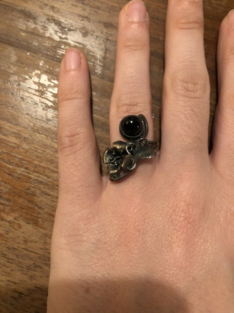 Schöner Ring mit braunem Stein