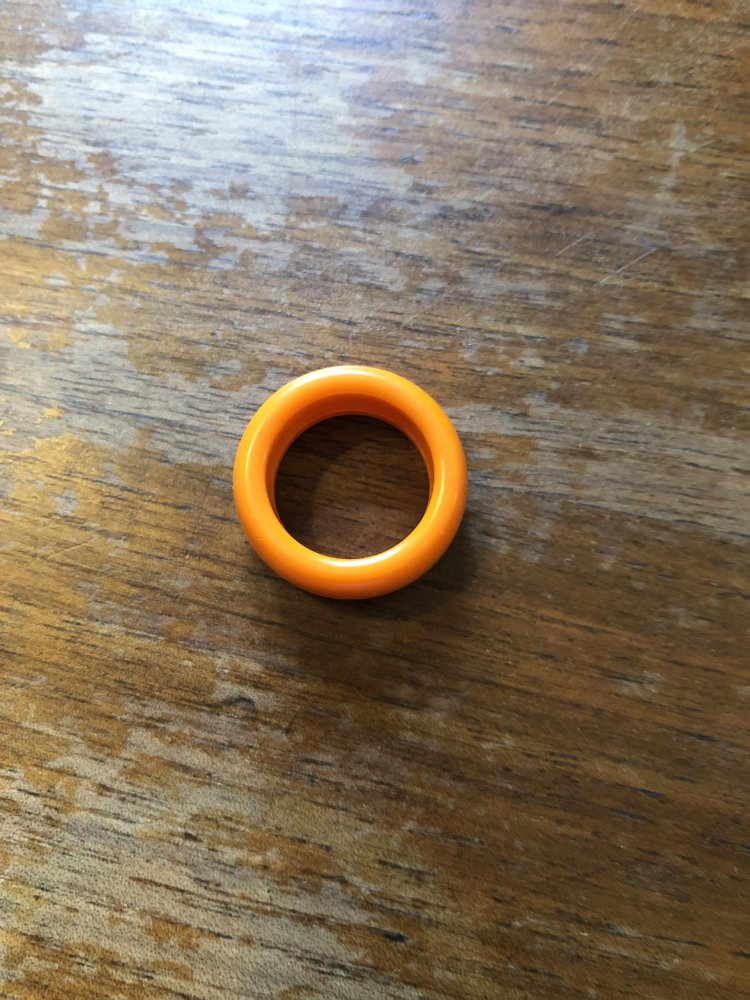 Breiter orangener Ring