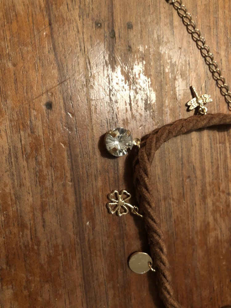 Braunes Armbändchen mit goldenen Anhängern 