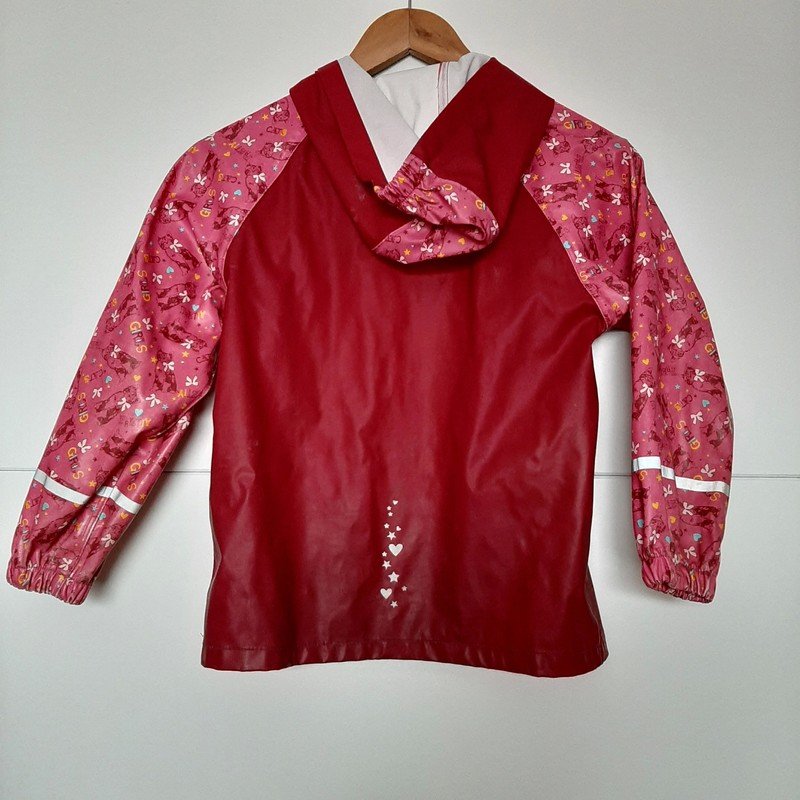 Pinke Regenjacke (Pfotenabdrücke)