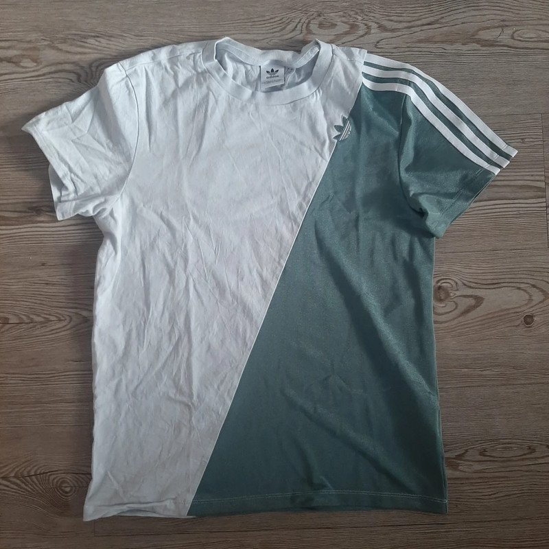 Grünes Adidas T-Shirt