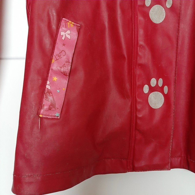 Pinke Regenjacke (Pfotenabdrücke)