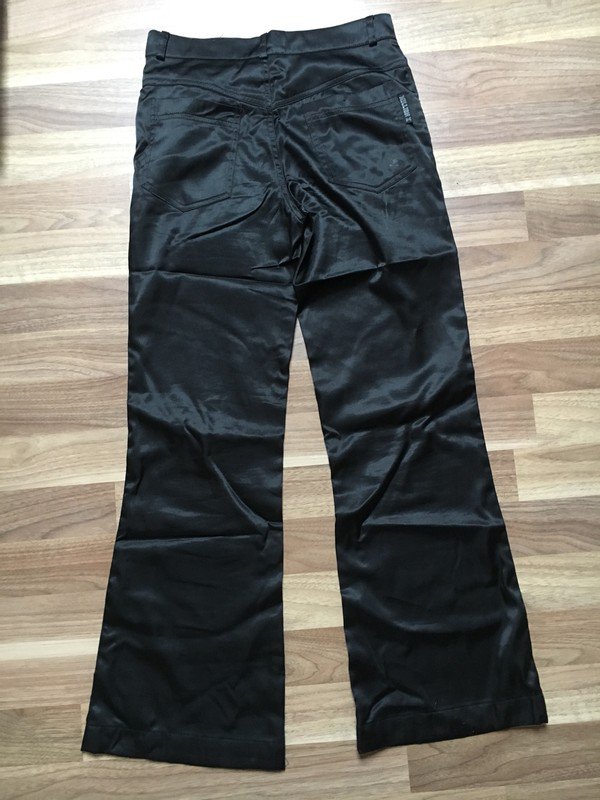 Schwarze glänzende Hose