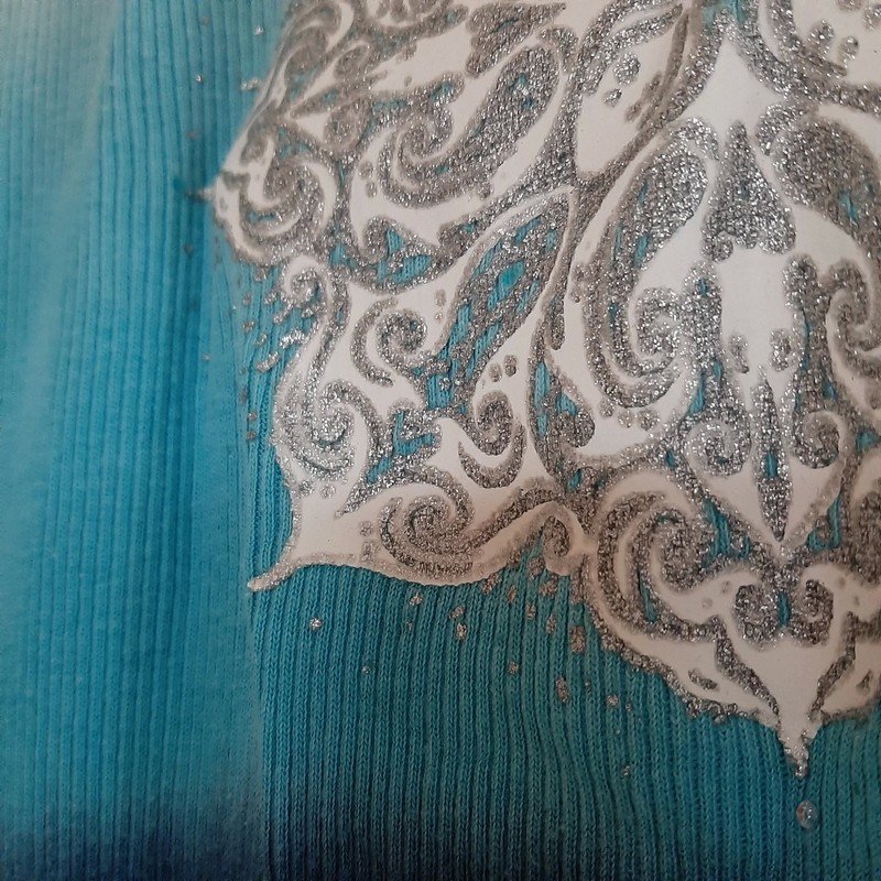 Blaues Top mit Verzierung
