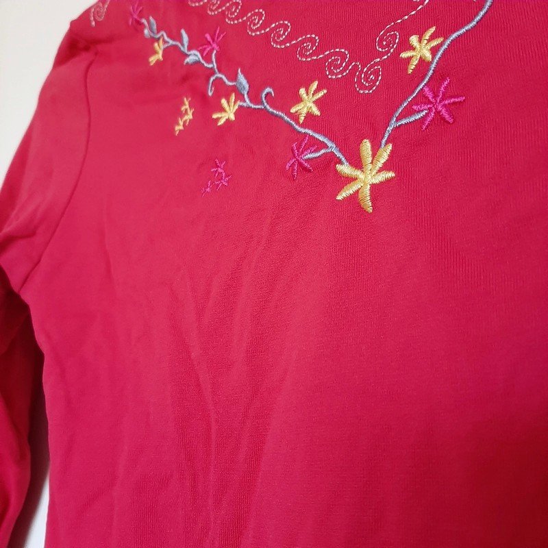 Pinkes Shirt mit Blumendetails