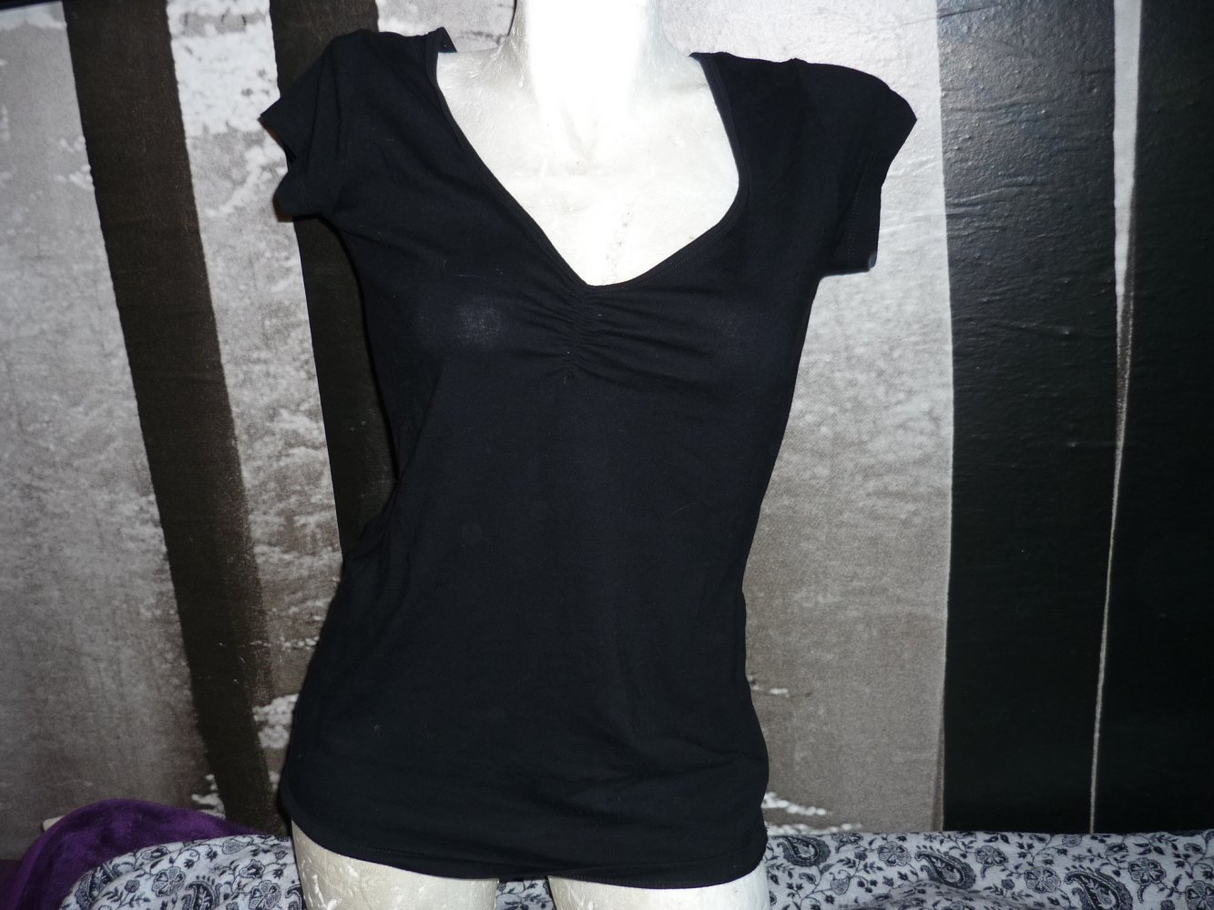 schwarzes Shirt V- Ausschnitt Gothiic Gr. XL 42