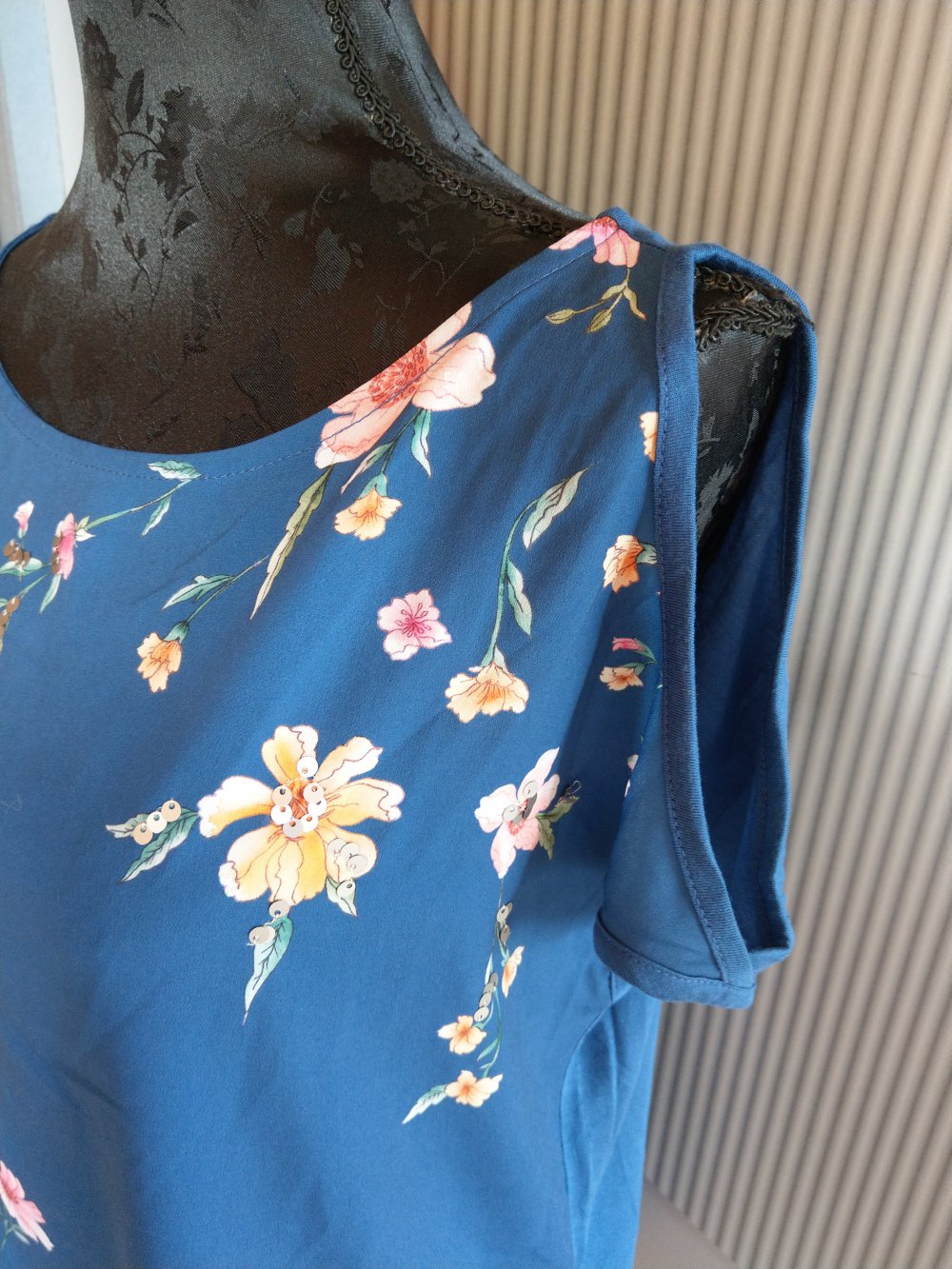 T-Shirt blau Blumen Pailletten Orsay 