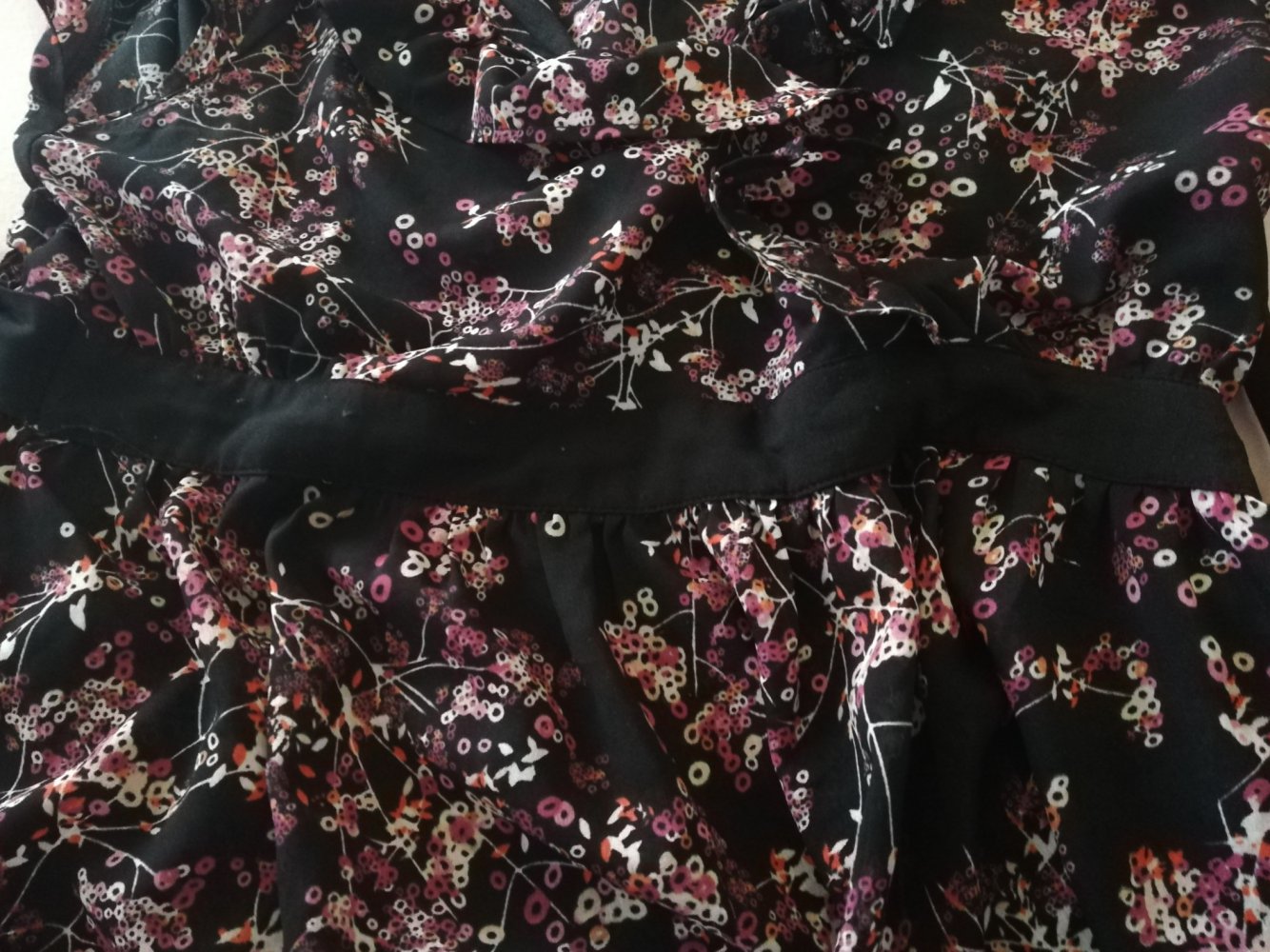 Schwarzes gemustertes Shirt in Wickel-Optik, H&M, Gr. 38, sehr figurschmeichelnd