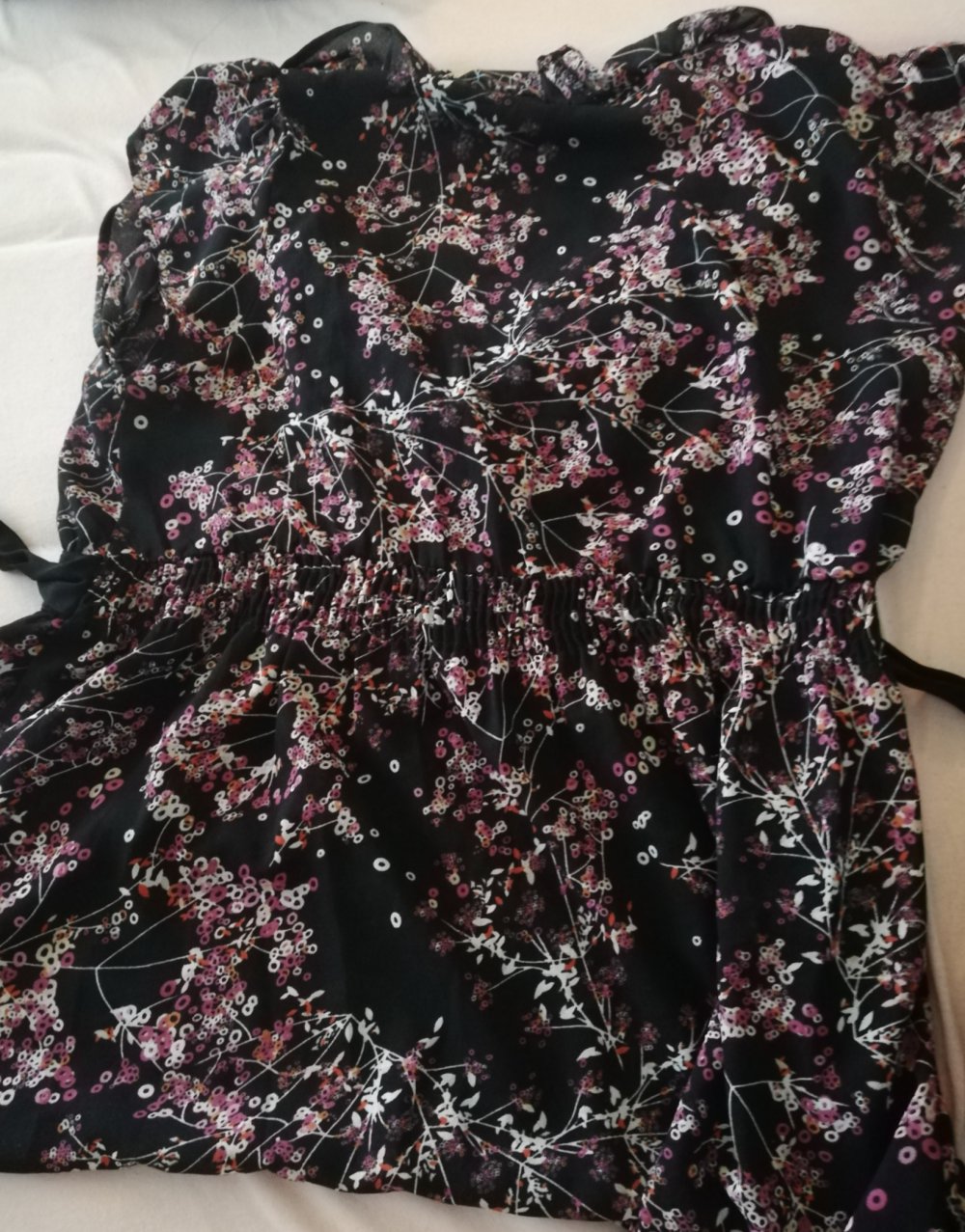 Schwarzes gemustertes Shirt in Wickel-Optik, H&M, Gr. 38, sehr figurschmeichelnd