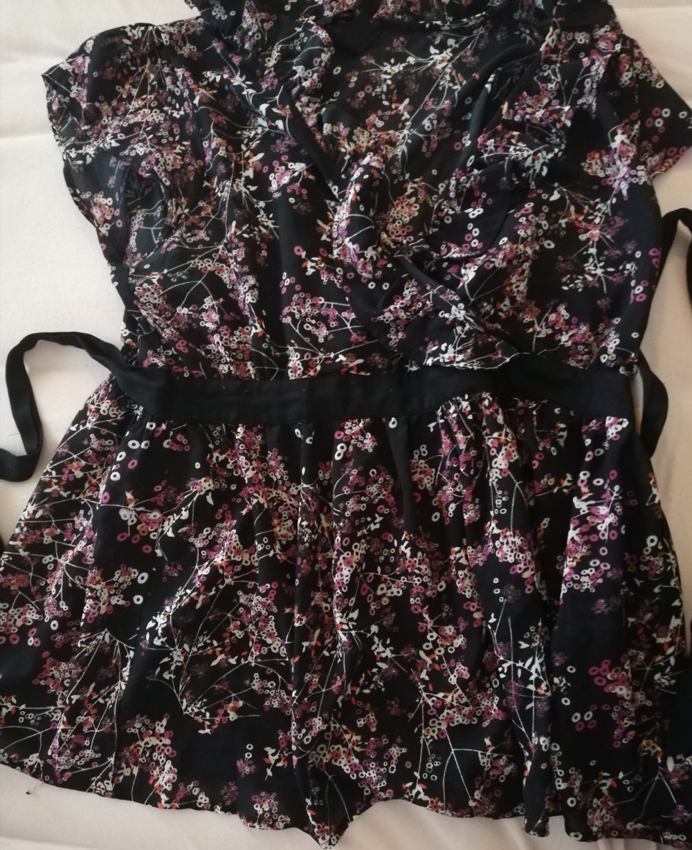 Schwarzes gemustertes Shirt in Wickel-Optik, H&M, Gr. 38, sehr figurschmeichelnd