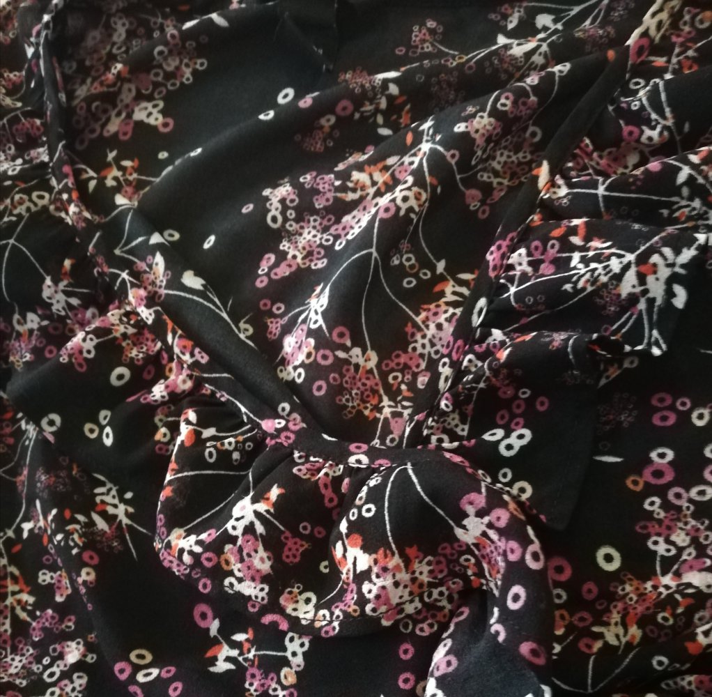 Schwarzes gemustertes Shirt in Wickel-Optik, H&M, Gr. 38, sehr figurschmeichelnd