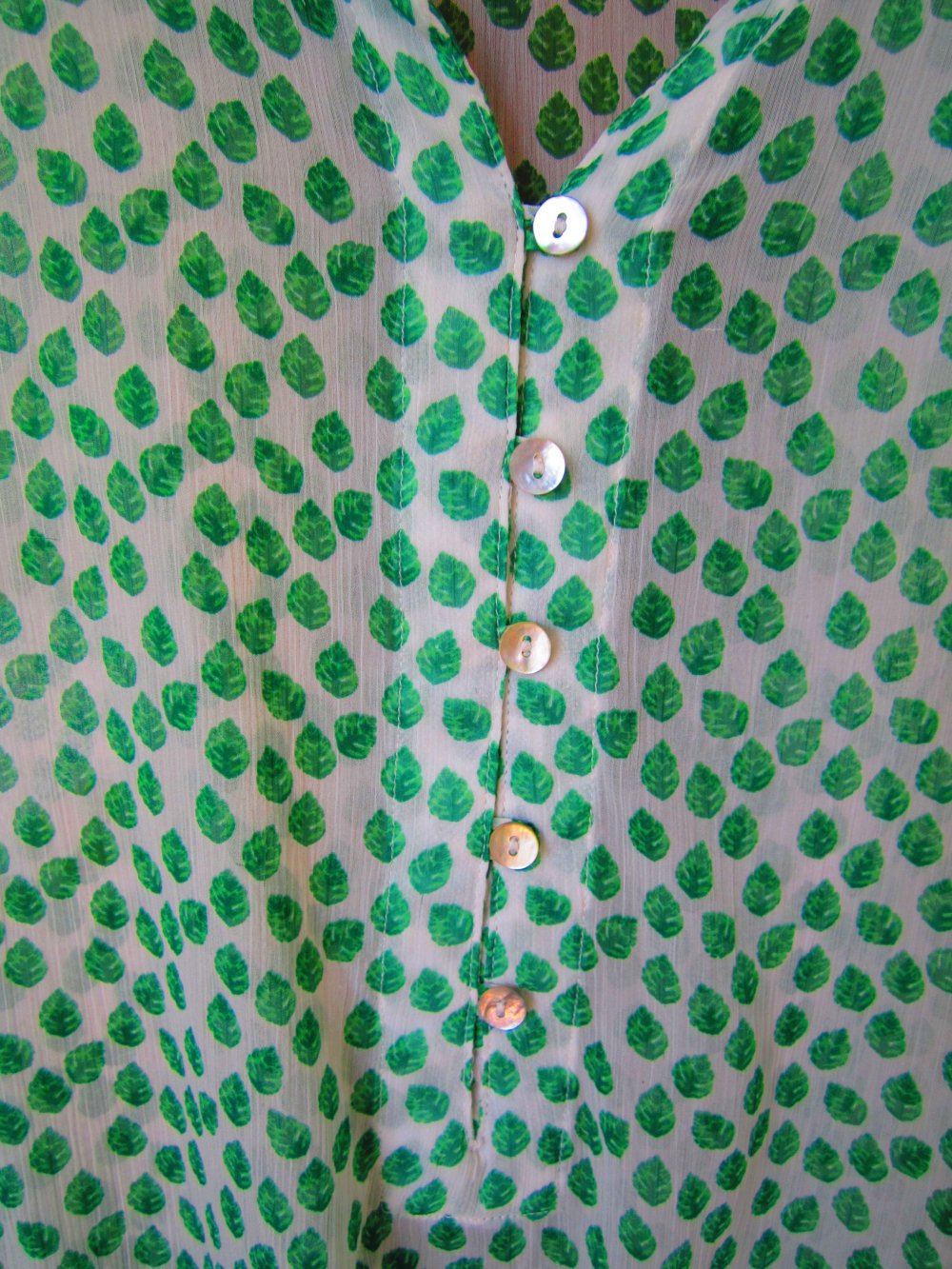 Super schöne transparente Bluse mit Blättern