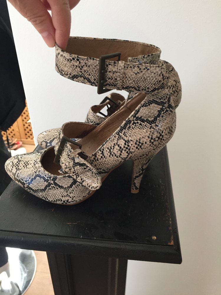 Riemchen Pumps von Sacha Schlangen Muster