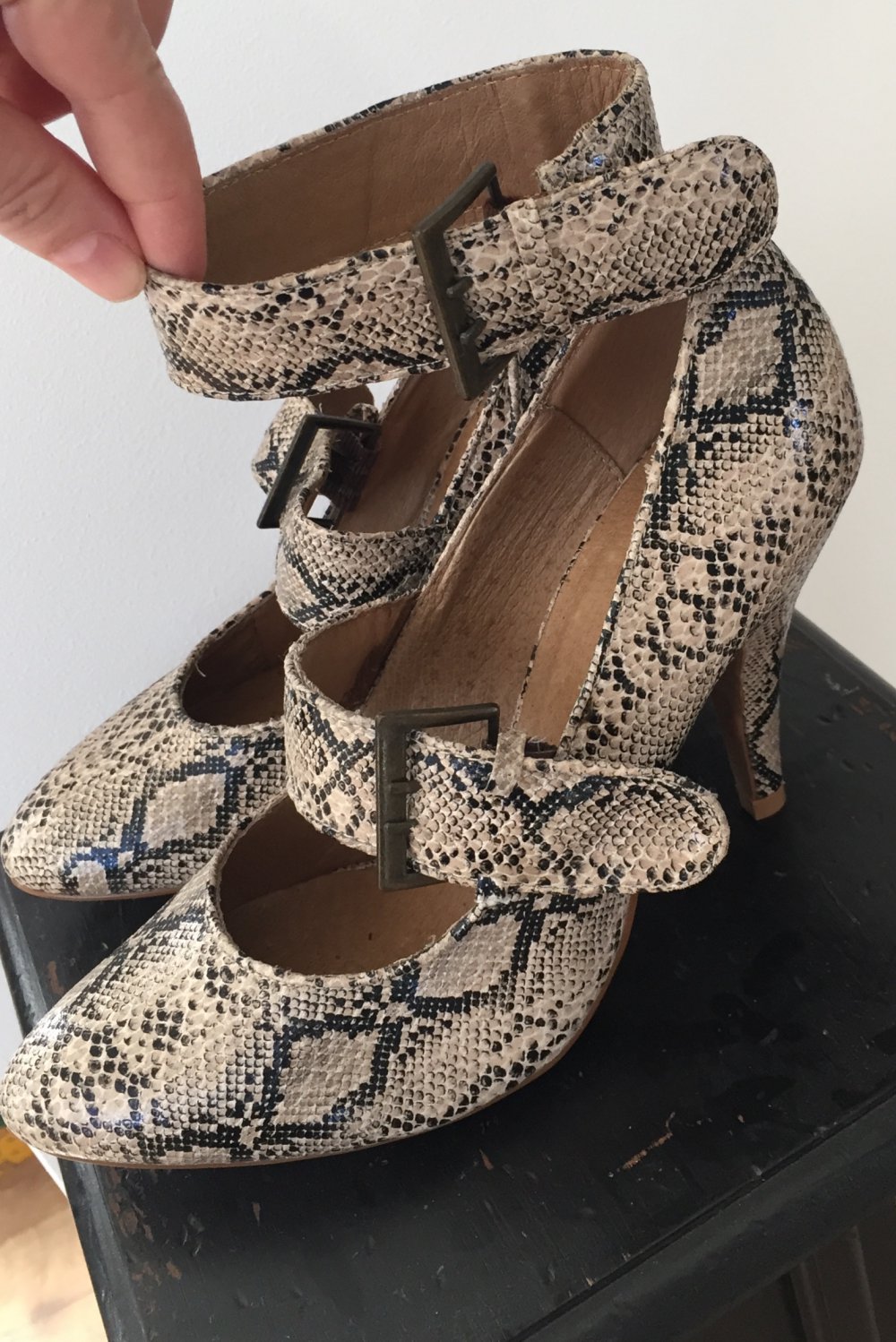 Riemchen Pumps von Sacha Schlangen Muster