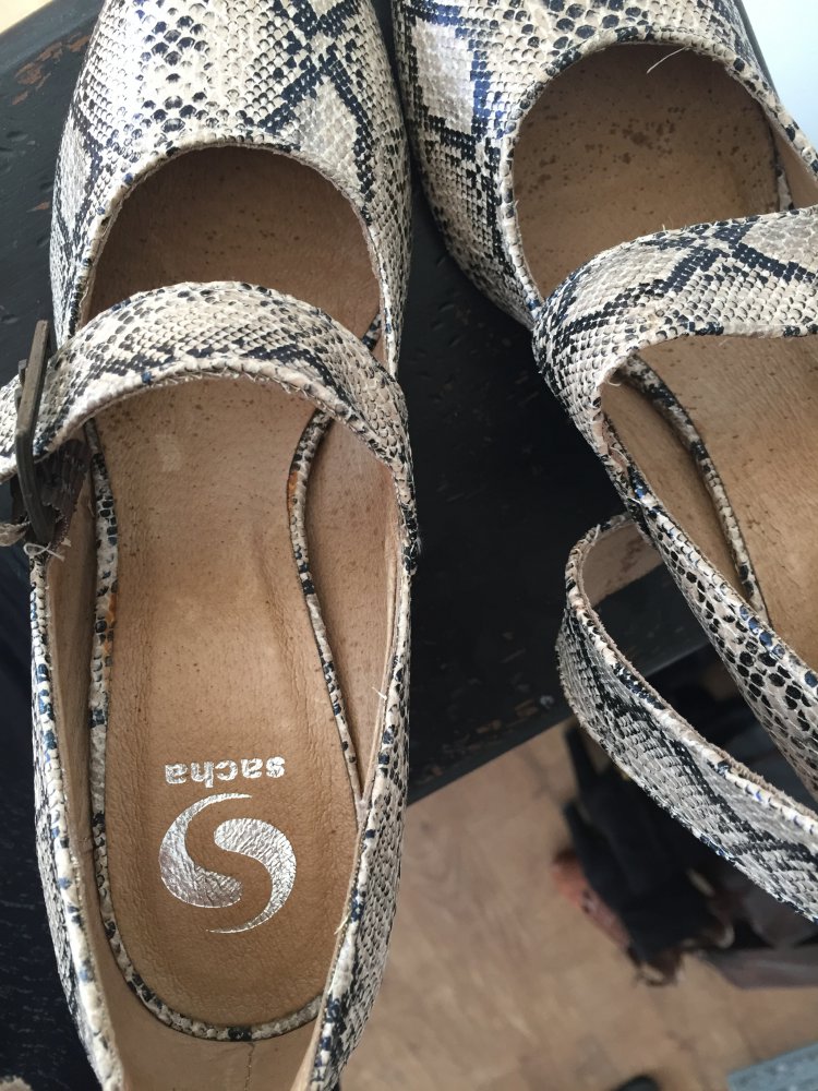 Riemchen Pumps von Sacha Schlangen Muster