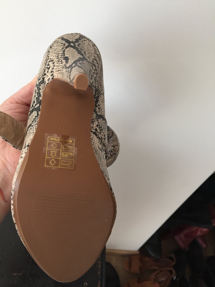 Riemchen Pumps von Sacha Schlangen Muster