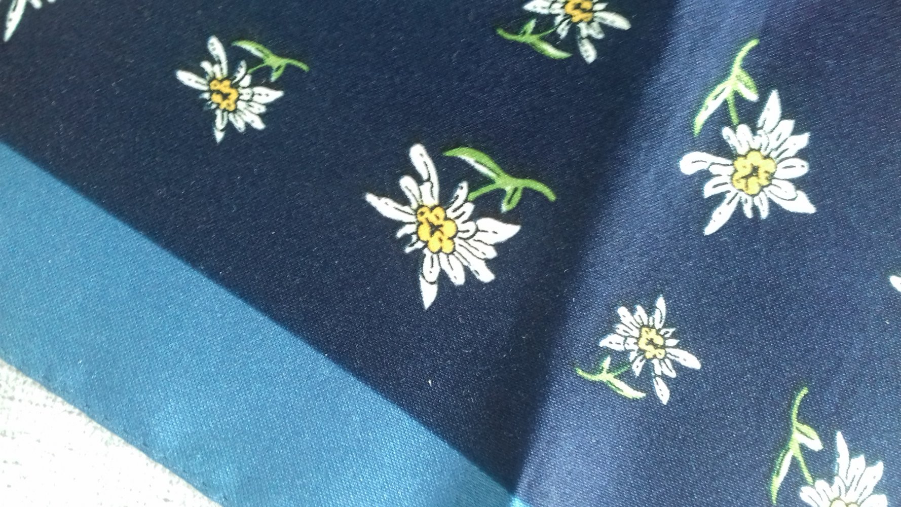 Tuch Schal Kopftuch Accessoire Foulard Halstuch Edelweiß Alloverprint blau weiss Alpen Landhaus Tracht 