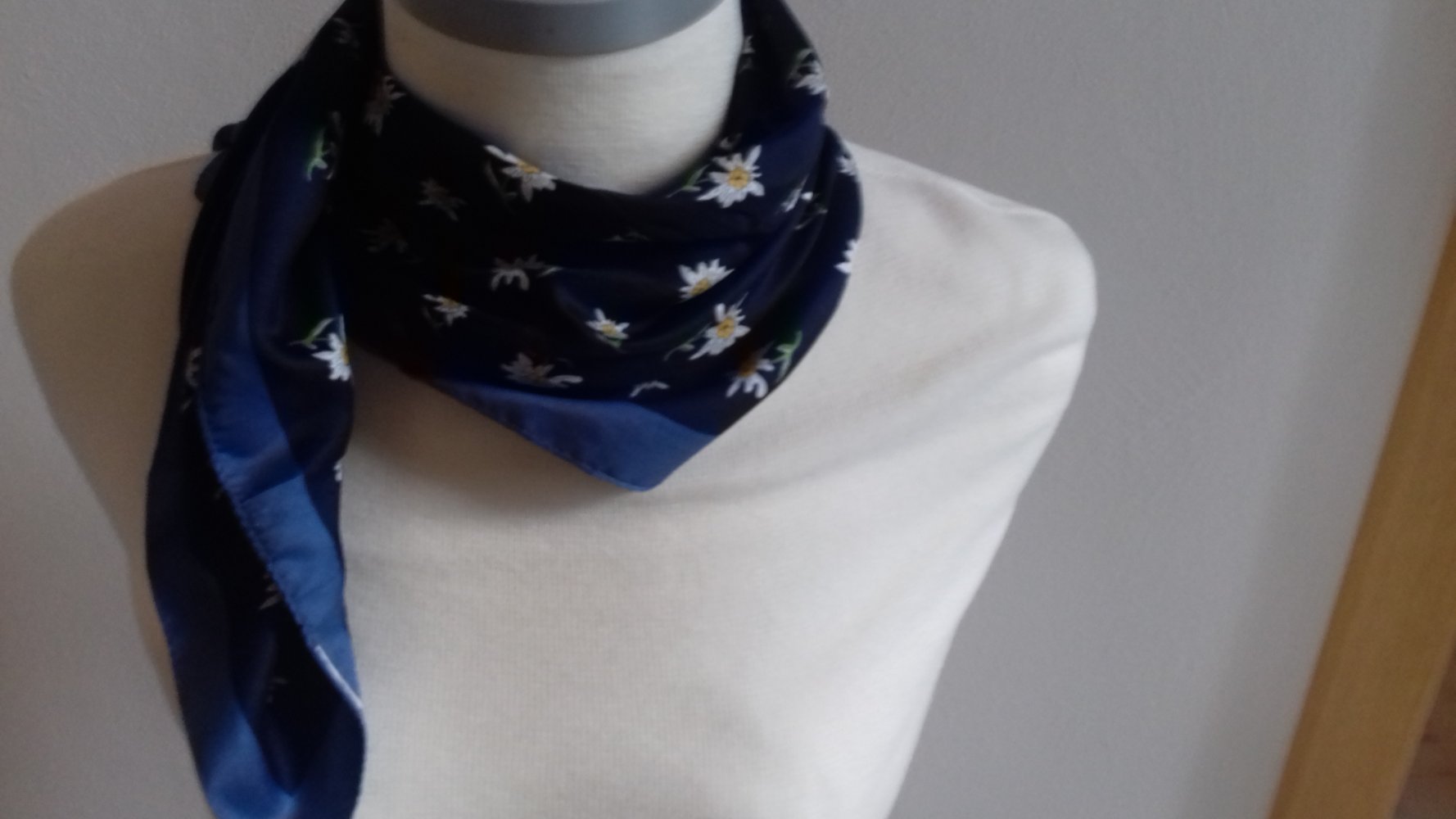 Tuch Schal Kopftuch Accessoire Foulard Halstuch Edelweiß Alloverprint blau weiss Alpen Landhaus Tracht 