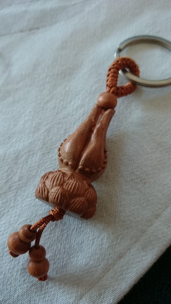 Neu! Schlüsselanhänger Glücksbringer Lotus betende Hände Holz Rosenholz