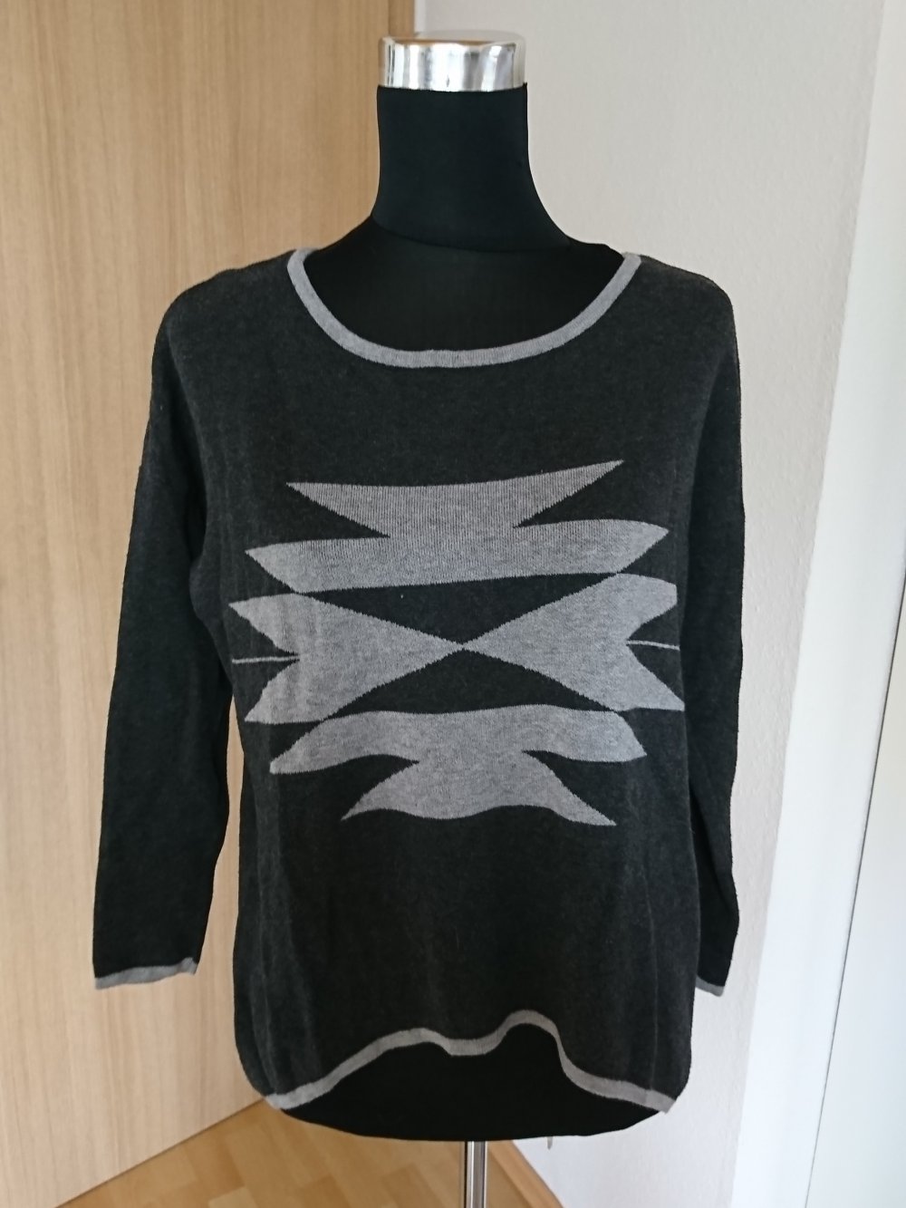 Grauer Pullover mit Motiv