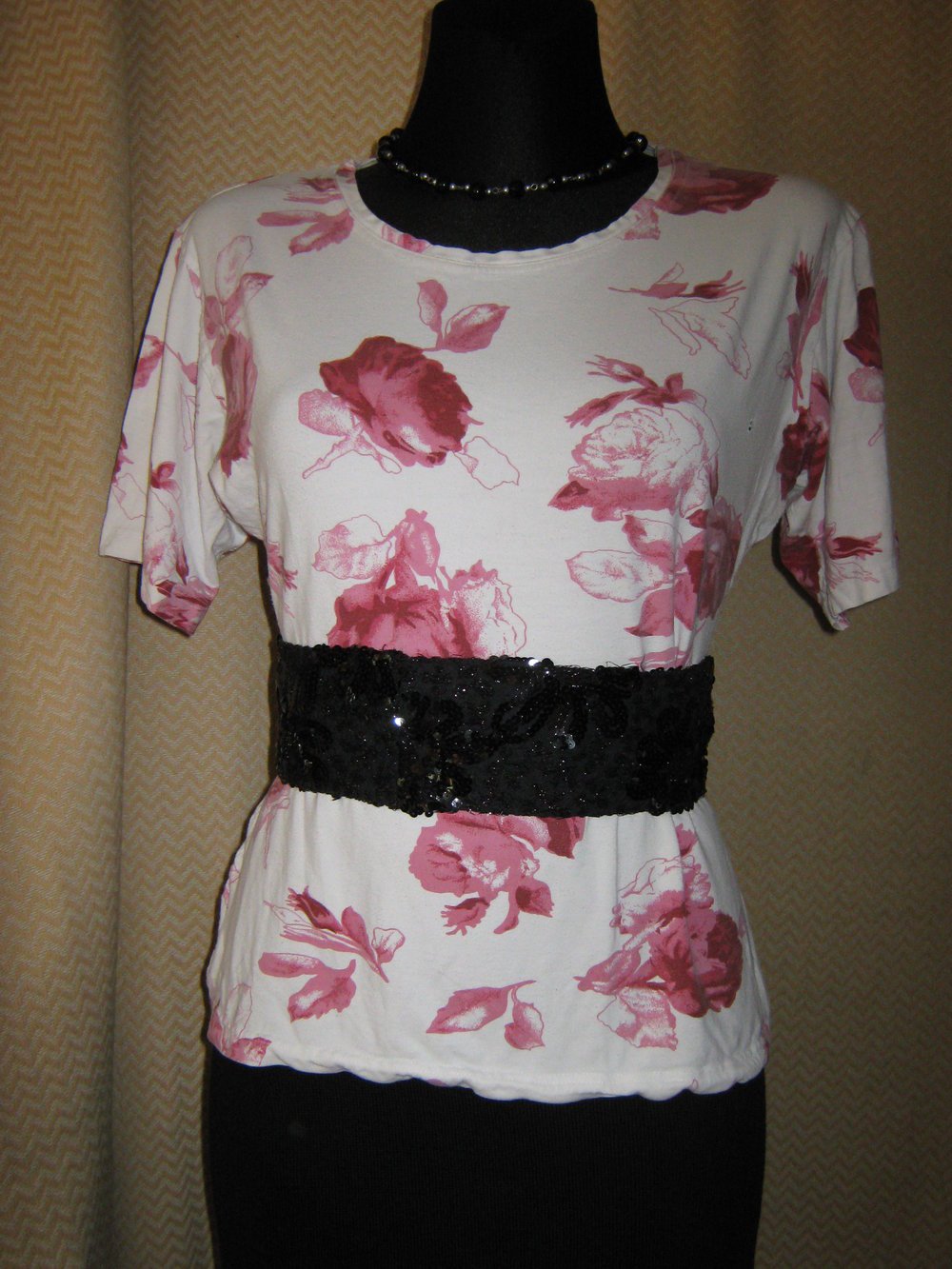 NEUw * Original VINTAGE * Romantik * Rosen * Blüten * Flower- Power * DESIGNER * Bodycon * Kurzarm * T- Shirt * Gr. 38- 40/ S- M * weiß- bordaux- dunkel-rot * rosè-quarz *
