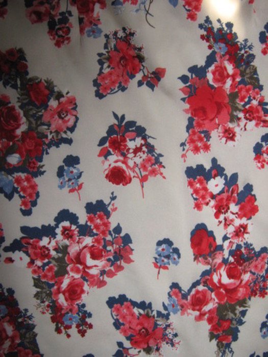   NEU * Edel * wie Seide * Rosen- Blüten * Flower * Romantik * Etui * Kleid 