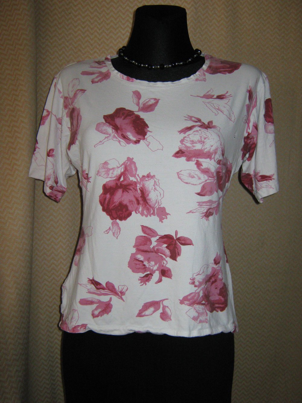 NEUw * Original VINTAGE * Romantik * Rosen * Blüten * Flower- Power * DESIGNER * Bodycon * Kurzarm * T- Shirt * Gr. 38- 40/ S- M * weiß- bordaux- dunkel-rot * rosè-quarz *