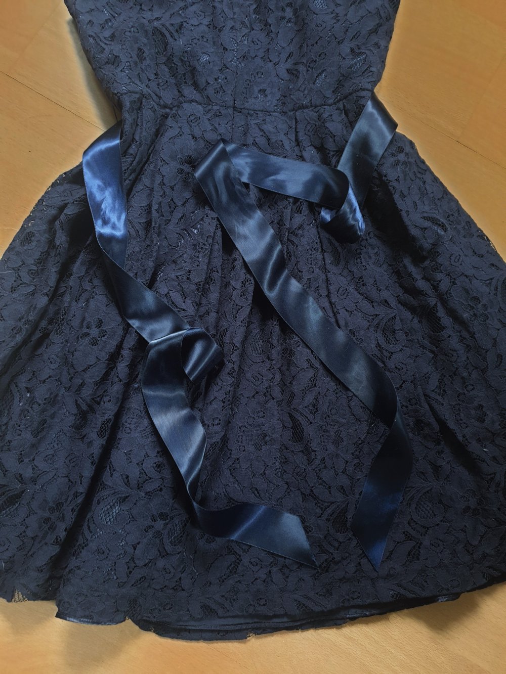 Spitzenbesetztes Cocktailkleid NEU