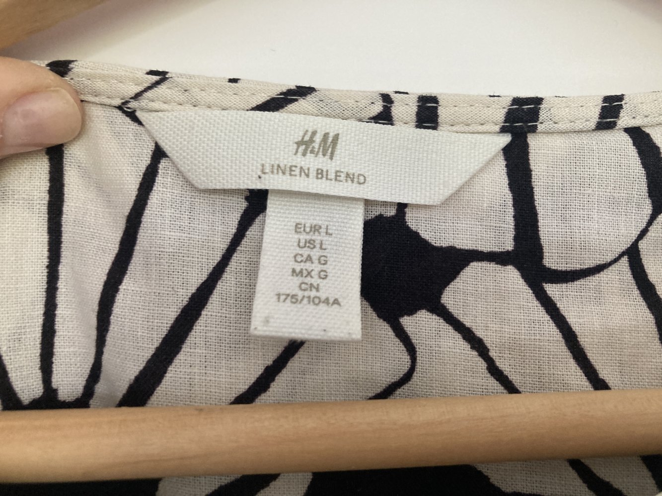 Gr. L schönes Kleid mit grafischen Muster