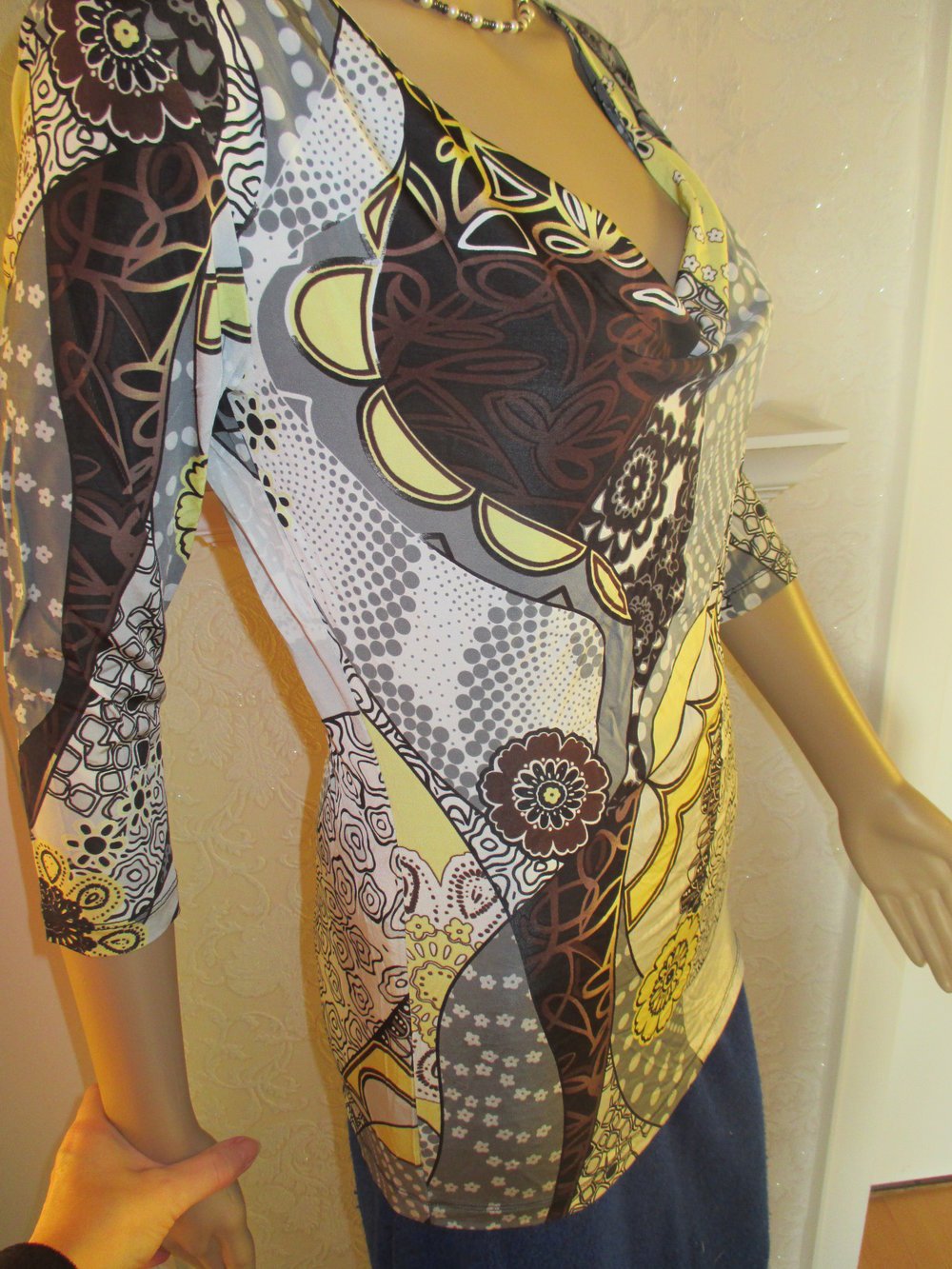 NEU * Seidig * 70er Jahre * Flower- Power * Blumen * Blüten * Longsleeve * Langarm * Wasserfall * T- SHIRT 